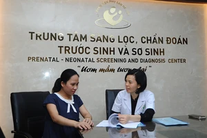 Tư vấn trước sinh tại Bệnh viện Phụ sản Hà Nội. Ảnh: NAM NGUYỄN