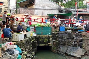 Bán hàng, làm thịt gà, vịt, cá... ngay bên mép kênh rồi xả xuống tại khu chợ cạnh nhà máy A34, đường Hoàng Công Chất, phường Phú Diễn, (Bắc Từ Liêm, Hà Nội).