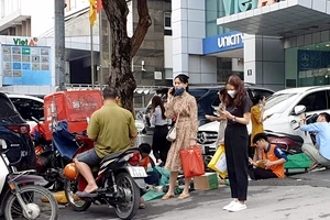 Người tiêu dùng cần cẩn trọng với các cuộc gọi điện giao hàng. Ảnh: NAM NGUYỄN