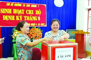 Đảng viên Chi bộ bản Phà Lõm góp Quỹ 1.000 đồng. 