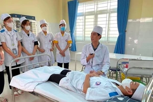 Sinh viên khối ngành sức khỏe trong tiết thực hành. Ảnh: NGỌC PHONG