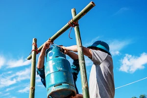 Kẻng cảnh báo bằng bình gas hết tại thôn Làng Nủ (xã Phúc Khánh, Bảo Yên, Lào Cai). Ảnh: KMB 