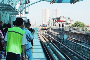 Tuyến đường sắt Nhổn - Ga Hà Nội đoạn trên cao đã đưa vào vận hành thương mại. Ảnh: BẮC SƠN