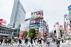 Một khu phố mua sắm tại Thủ đô Tokyo. Ảnh: GETTY IMAGES