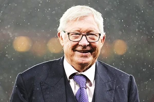 Man United cắt lương của Alex Ferguson