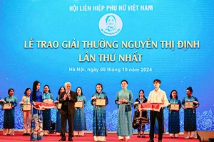 Vinh danh những tấm gương phụ nữ xuất sắc.