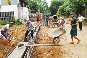 Người dân hiến đất, góp ngày công xây dựng tuyến đường sạch đẹp ở huyện Hòa Vang.