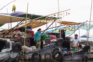 Những gian hàng chợ nổi.