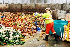 Thực phẩm bị đổ bỏ từ các nhà hàng là một trong những nguyên nhân gây lãng phí. Ảnh: AP