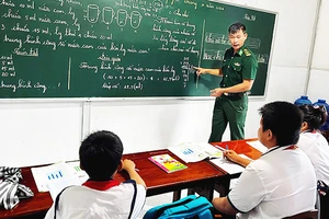 Thiếu tá Trần Bình Phục kiên trì dạy học miễn phí cho trẻ em trên đảo Hòn Chuối 15 năm qua.