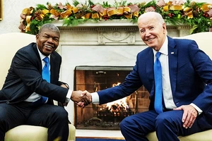 Tổng thống Mỹ Joe Biden (trái) gặp gỡ người đồng cấp Angola Joao Lourenco. Ảnh: ABC NEWS