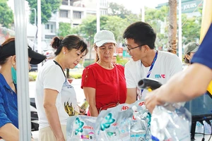 Người dân mua sắm tại Công viên Khánh Hội (Quận 4, TP Hồ Chí Minh). Ảnh: PHẠM VINH