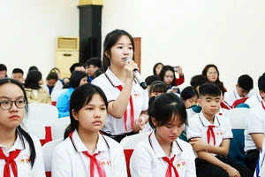 Các học sinh tham dự diễn đàn.