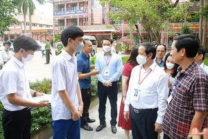 Bộ trưởng Giáo dục và Đào tạo Nguyễn Kim Sơn kiểm tra thực tế tại điểm thi Trường THPT chuyên Lê Quý Đôn.