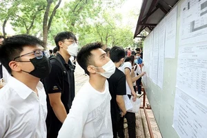 Thí sinh xem số báo danh tại điểm thi Trường THPT Phan Đình Phùng, Hà Nội. (Ảnh: VIẾT CHUNG)