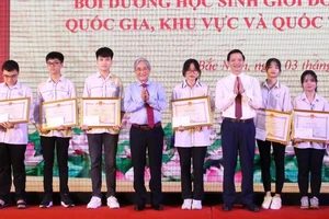 Ban Tổ chức tuyên dương học sinh xuất sắc.