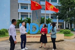 Lưu học sinh Lào mạnh dạn trao đổi với cô Võ Thị Thanh Thảo về những kiến thức trong học tập và đời sống.