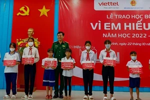 Học sinh vượt khó, học giỏi tỉnh Trà Vinh được trao học bổng.