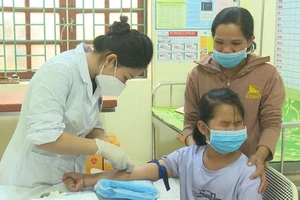 Nhân viên Y tế huyện Chợ Đồn thăm, khám cho học sinh.