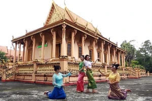 Các cô gái Khmer duyên dáng trong điệu múa rom vong.