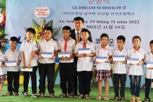 Đại diện tổ chức của Hàn Quốc trao học bổng cho các em học sinh có hoàn cảnh khó khăn.