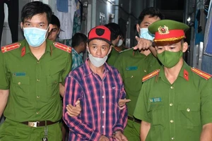 Cơ quan Cảnh sát điều tra, Công an tỉnh Trà Vinh áp giải bị can Nguyễn Trường Giang trú tại phường 5, thành phố Trà Vinh.
