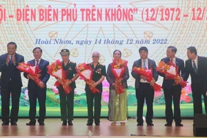Thị xã Hoài Nhơn (tỉnh Bình Định) vinh danh Anh hùng phi công là người Hoài Nhơn đã góp công vào chiến thắng lịch sử “Hà Nội - Điện Biên Phủ trên không”.