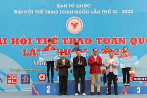 Ban tổ chức trao Huy chương nội dung đơn nữ môn Quần vợt.