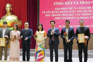 Các đồng chí lãnh đạo tỉnh Hà Giang trao giải nhất giải báo chí viết về xây dựng Đảng cho các tác giả.