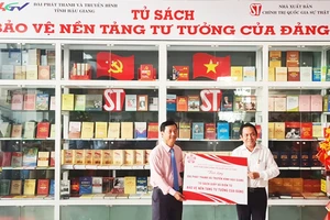 Bàn giao Tủ sách bảo vệ nền tảng tư tưởng của Đảng cho Đài Phát thanh và Truyền hình Hậu Giang.