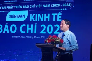 Đồng chí Phạm Anh Tuấn, Chủ tịch UBND tỉnh Bình Định trình bày tham luận tại Diễn đàn Kinh tế báo chí năm 2023. 