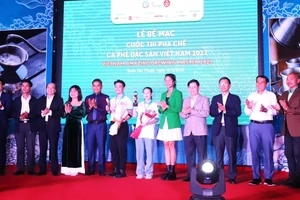 Hai thí sinh đoạt giải Nhất Cuộc thi pha chế cà-phê đặc sản Việt Nam năm 2023 Trương Thị Thiện và Phạm Ngọc Thạch chụp hình với các đồng chí lãnh đạo tỉnh Đắk Lắk và Ban tổ chức cuộc thi tại lễ bế mạc.