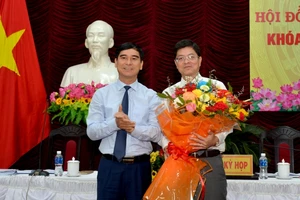 Bí thư Tỉnh ủy Bình Thuận Dương Văn An (trái) tặng hoa chúc mừng ông Nguyễn Hồng Hải được bầu giữ chức vụ Phó Chủ tịch Ủy ban nhân dân tỉnh Bình Thuận nhiệm kỳ 2021-2026.