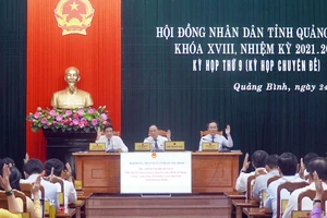 Đại biểu Hội đồng nhân dân tỉnh Quảng Bình biểu quyết đồng ý tuyển dụng 743 chỉ tiêu giáo viên hợp đồng năm 2023.