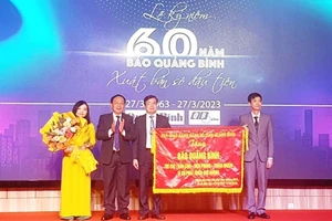 Phó Bí thư Thường trực Tỉnh ủy Trần Hải Châu trao tặng bức trướng cho Ban Biên tập Báo Quảng Bình.