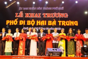 Các đại biểu cắt băng khai trương phố đi bộ Hai Bà Trưng (thành phố Huế).