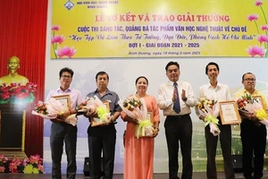 Phó Chủ tịch Ủy ban nhân dân tỉnh Bình Dương Nguyễn Lộc Hà (thứ 3 từ phải sang) trao tặng hoa và Chứng nhận giải thưởng cho các tác giả.