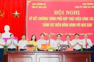 Tỉnh Bạc Liêu và Cảnh sát biển Việt Nam tại lễ ký kết.