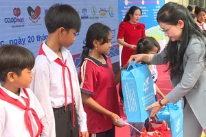 Lãnh đạo Trung ương Hội Liên hiệp Phụ nữ Việt Nam trao quà cho học sinh tại xã Lộc Phú, huyện Lộc Ninh.