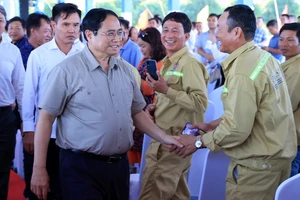 Thủ tướng Phạm Minh Chính hỏi thăm, động viên công nhân thi công tuyến cao tốc.