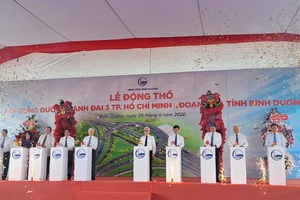 Các đại biểu thực hiện nghi thức động thổ xây dựng đường Vành đai 3 Thành phố Hồ Chí Minh, đoạn qua tỉnh Bình Dương.