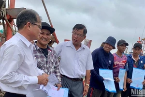 Đại diện Đoàn công tác Ban Chỉ đạo về IUU tỉnh Kiên Giang thăm, tặng quà ngư dân tại Cảng cá Thịnh Long, huyện Hải Hậu (Nam Định).