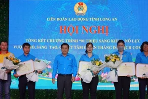 Chủ tịch Liên đoàn Lao động tỉnh Long An tặng bằng khen của Tổng Liên đoàn Lao động Việt Nam cho 3 tập thể và 2 cá nhân. 