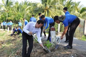 Lãnh đạo tỉnh Tiền Giang và các đoàn viên, thanh niên trồng cây xanh trong Chiến dịch Thanh niên tình nguyện hè 2023. 