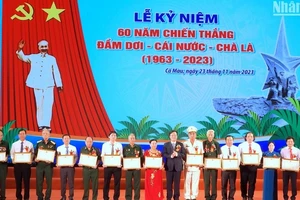 Chủ tịch Ủy ban nhân dân tỉnh Cà Mau tặng Bằng khen cho 2 tập thể và 13 cá nhân có đóng góp tích cực tư liệu, hiện vật… về Chiến thắng Đầm Dơi-Cái Nước-Chà Là.