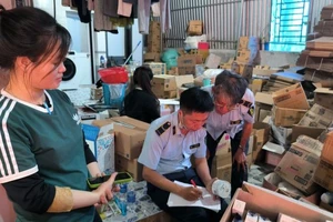 Cục Quản lý thị trường tỉnh Bà Rịa-Vũng Tàu kiểm tra hàng hóa của hộ kinh doanh Trần Thị Thanh Hoài.