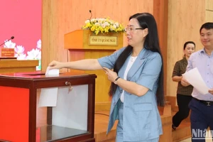 100 đại biểu là Tỉnh ủy viên tham dự hội nghị bỏ phiếu kín, thống nhất xếp loại Đảng bộ tỉnh Quảng Ngãi năm 2023 “Hoàn thành xuất sắc nhiệm vụ”.