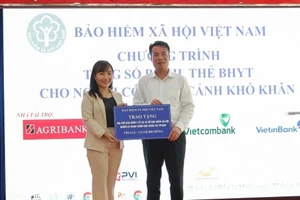 Tổng Giám đốc Nguyễn Thế Mạnh trao tặng 30 sổ bảo hiểm xã hội, 200 thẻ bảo hiểm y tế đến đại diện Hội Liên hiệp Phụ nữ Thành phố Hồ Chí Minh. Ảnh: VSS