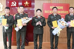 Lãnh đạo Công an tỉnh Thanh Hóa trao thưởng cho các tập thể tham gia chuyên án.