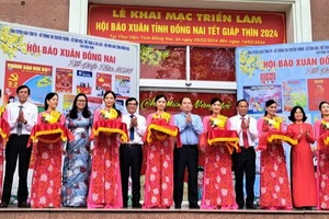 Các đại biểu cắt băng khai mạc triển lãm Hội báo Xuân tỉnh Đồng Nai.